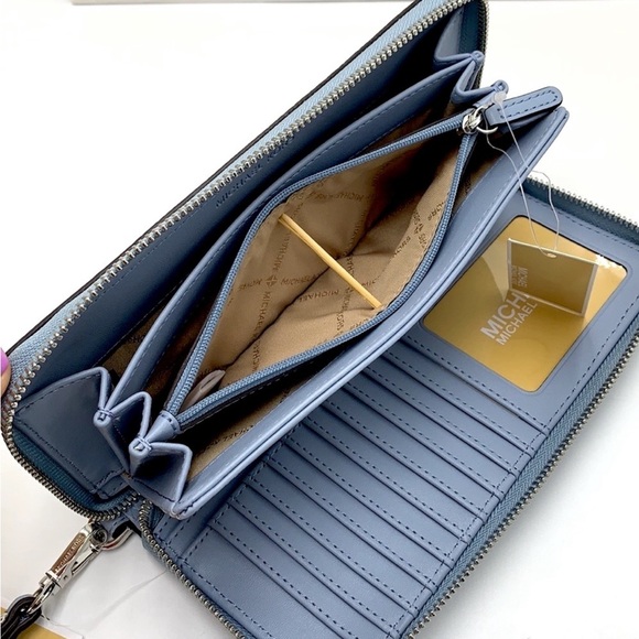 MICHAEL KORS LARGE TRAVEL CONTINENTAL WRISTLET WALLET PALE BLUE COLOR NWT - Picture 9 of 10